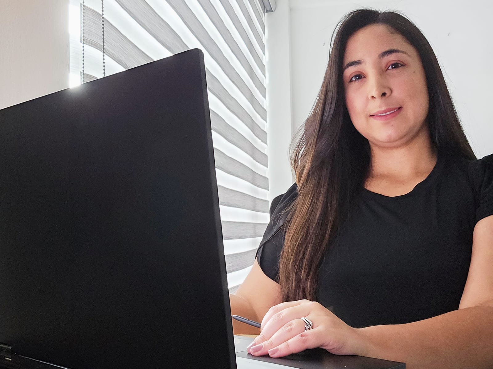 Andrea trabajando en su portátil